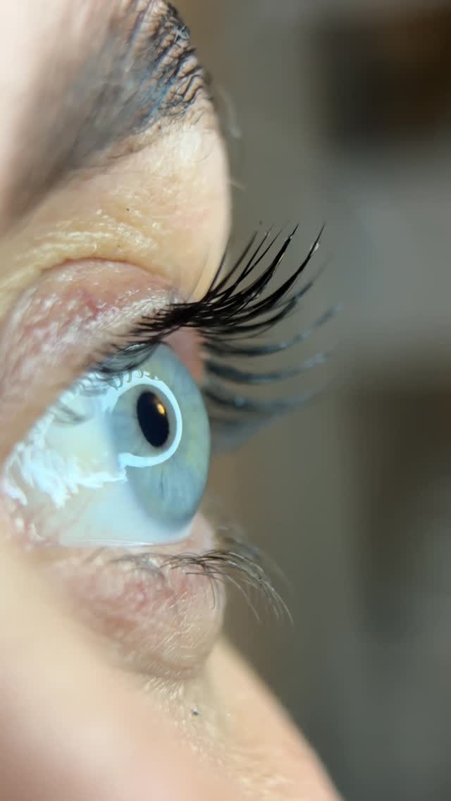 Ukázka úpravy obočí v Goldie Lashes